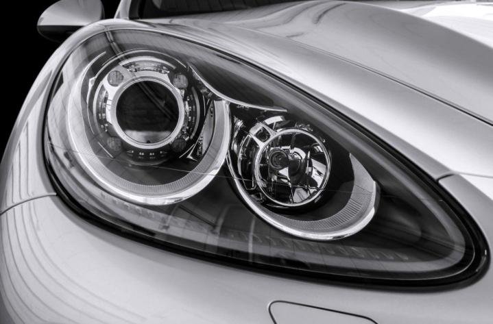 Des vendeurs de pièces de carrosserie à Pantin
